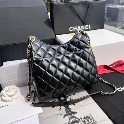 CHANEL overseas channel resources special supply ❗️ Chanel 23c gold coin hippie bag. You can definitely keep it for yourself! This bag is very distinctive, the curvature of the bag mouth is like a kitten's ear, so it is also called 
