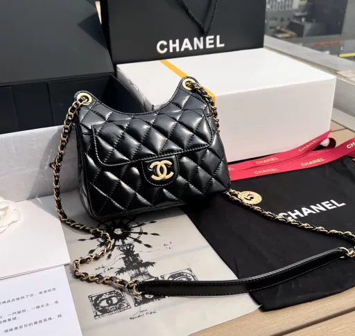 CHANEL overseas channel resources special supply ❗️ Chanel 23c gold coin hippie bag. You can definitely keep it for yourself! This bag is very distinctive, the curvature of the bag mouth is like a kitten's ear, so it is also called 
