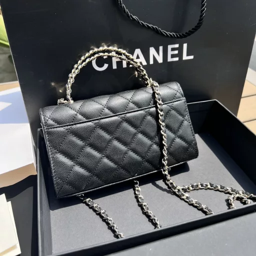 CHANEL overseas channel resources special supply ❗️ Chanel 23P Kelly chain bag, using the popular caviar cowhide, the characteristic is that the bag body is stiff and wear-resistant. The handle has two leather chains interwoven hollow design. The overall bag body looks small, but the capacity is good, and it can hold two mobile phones at the same time