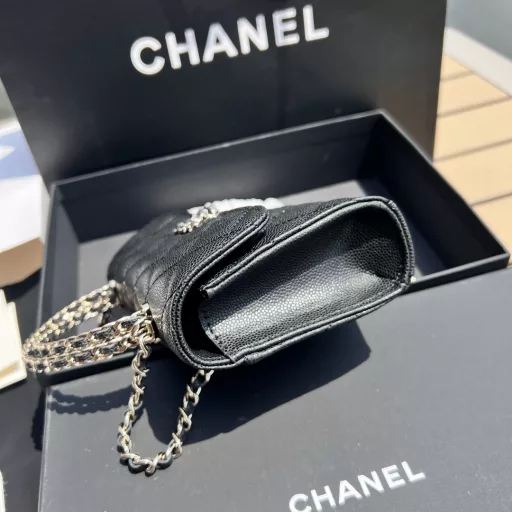 CHANEL overseas channel resources special supply ❗️ Chanel 23P Kelly chain bag, using the popular caviar cowhide, the characteristic is that the bag body is stiff and wear-resistant. The handle has two leather chains interwoven hollow design. The overall bag body looks small, but the capacity is good, and it can hold two mobile phones at the same time