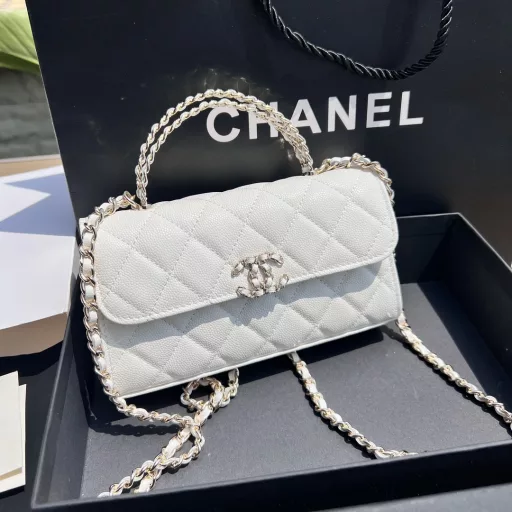 CHANEL overseas channel resources special supply ❗️ Chanel 23P Kelly chain bag, using the popular caviar cowhide, the characteristic is that the bag body is stiff and wear-resistant. The handle has two leather chains interwoven hollow design. The overall bag body looks small, but the capacity is good, and it can hold two mobile phones at the same time