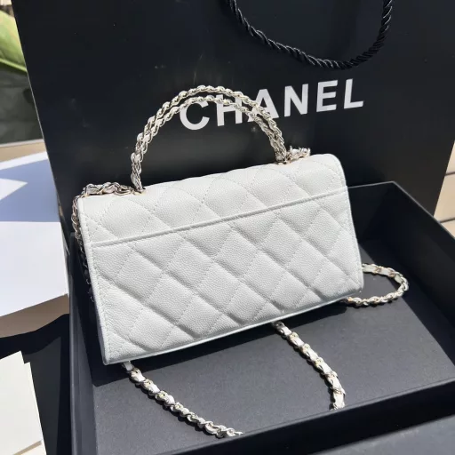 CHANEL overseas channel resources special supply ❗️ Chanel 23P Kelly chain bag, using the popular caviar cowhide, the characteristic is that the bag body is stiff and wear-resistant. The handle has two leather chains interwoven hollow design. The overall bag body looks small, but the capacity is good, and it can hold two mobile phones at the same time