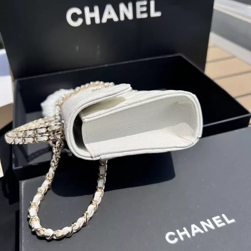 CHANEL overseas channel resources special supply ❗️ Chanel 23P Kelly chain bag, using the popular caviar cowhide, the characteristic is that the bag body is stiff and wear-resistant. The handle has two leather chains interwoven hollow design. The overall bag body looks small, but the capacity is good, and it can hold two mobile phones at the same time