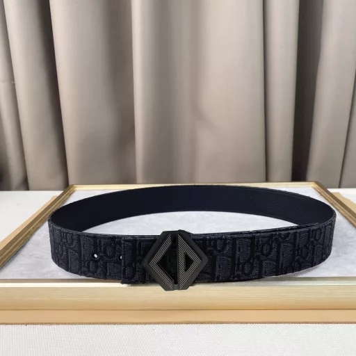 DIO®️ pure copper hardware is 3.8CM wide and comes with the original buckle, the oil edge is almost perfect, and it feels soft and delicate!