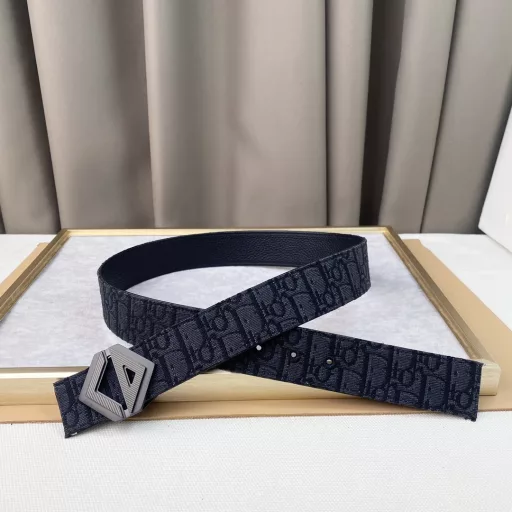 DIO®️ pure copper hardware is 3.8CM wide and comes with the original buckle, the oil edge is almost perfect, and it feels soft and delicate!
