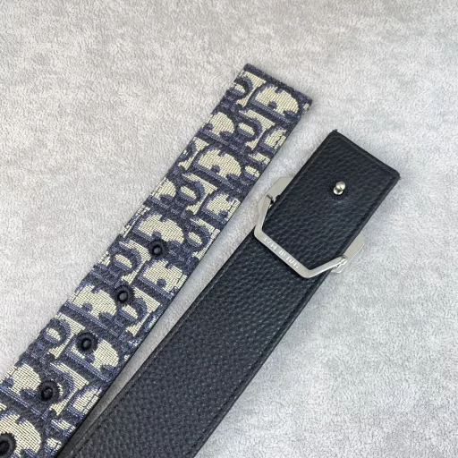 DIO®️ pure copper hardware is 3.8CM wide and comes with the original buckle, the oil edge is almost perfect, and it feels soft and delicate!