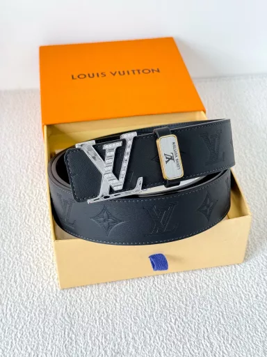 Louis Vuitton ✈️ belt • leather belt • original P185Model: buckle, classic pure steel diamond buckle, top layer cowhide, real pictureMaterial: 🐂top layer cowhide, buckle series, pure steel buckle head, palladium plating process will never fade. Classic top layer cowhide plain weave printed old flower + top layer cowhide plain weave bottom, diamond hanging gold buckle, can be used on both sides, pure steel buckle head, same quality as counter, first choice for gifting and personal use✈️