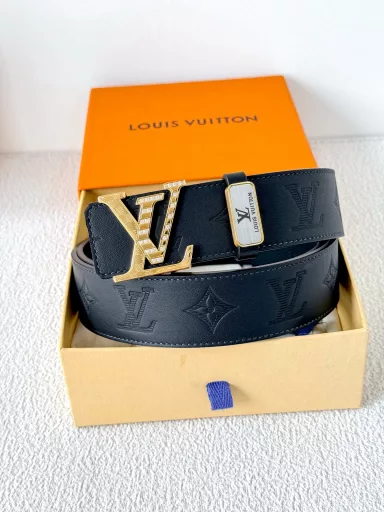 Louis Vuitton ✈️ belt • leather belt • original P185Model: buckle, classic pure steel diamond buckle, top layer cowhide, real pictureMaterial: 🐂top layer cowhide, buckle series, pure steel buckle head, palladium plating process will never fade. Classic top layer cowhide plain weave printed old flower + top layer cowhide plain weave bottom, diamond hanging gold buckle, can be used on both sides, pure steel buckle head, same quality as counter, first choice for gifting and personal use✈️