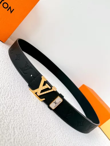 Louis Vuitton ✈️ belt • leather belt • original P185Model: buckle, classic pure steel diamond buckle, top layer cowhide, real pictureMaterial: 🐂top layer cowhide, buckle series, pure steel buckle head, palladium plating process will never fade. Classic top layer cowhide plain weave printed old flower + top layer cowhide plain weave bottom, diamond hanging gold buckle, can be used on both sides, pure steel buckle head, same quality as counter, first choice for gifting and personal use✈️