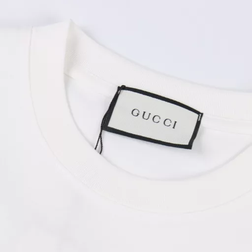 Gucci 25SS bubble letter short-sleeved T-shirtThe fabric is made of customized 240g 26-count special smooth double-strand fine cotton plain weave high-density dust-free cotton fabric. The front is high-density thickened, the lines are smooth, OEM quality, and a full set of customized accessories