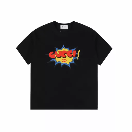 Gucci 25SS bubble letter short-sleeved T-shirtThe fabric is made of customized 240g 26-count special smooth double-strand fine cotton plain weave high-density dust-free cotton fabric. The front is high-density thickened, the lines are smooth, OEM quality, and a full set of customized accessories