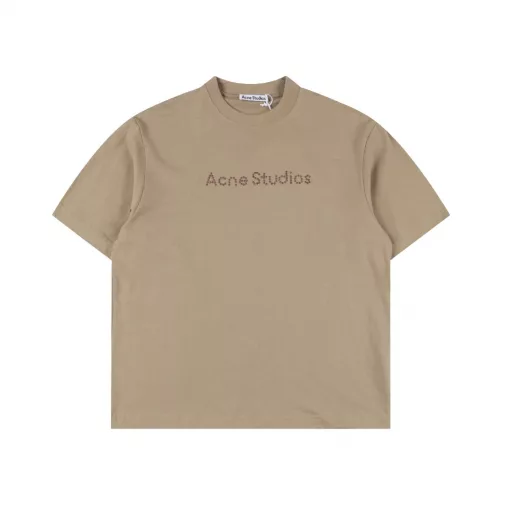 Acne Studios 25SS beaded letter short-sleeved T-shirtThe fabric is custom-dyed 32-count 260g original double-yarn cotton. The grey fabric is dyed with high-quality environmental protection. It is also subjected to high-temperature shrinkage before cutting into large quantities. It reduces the shrinkage rate and makes the hand feel softer and more comfortable. Five layers of glue are required for printing. The first layer must be imported primer to fill the extremely small holes on the fabric. It is then dried on a high-temperature bed and then colored. Ink is used for hot flat screen printing. A total of five layers are applied. The interval between each layer is 30 minutes to ensure that the finished product maintains the texture of the original. A full set of development accessories