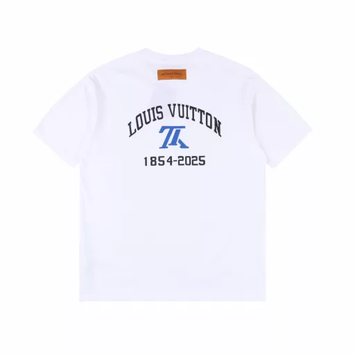 Louis Vuitton front and back printed short sleevesLV new T-shirts are available! High quality combed cotton washed and treated, no deformation or shrinkage, 260g high weight, good hand feel. This T-shirt is designed with LV front and back embossing, simple and elegant, the new technology makes the real object more three-dimensional and more beautiful, super versatile style, three labels are complete