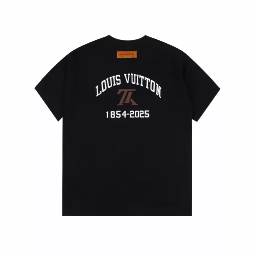 Louis Vuitton front and back printed short sleevesLV new T-shirts are available! High quality combed cotton washed and treated, no deformation or shrinkage, 260g high weight, good hand feel. This T-shirt is designed with LV front and back embossing, simple and elegant, the new technology makes the real object more three-dimensional and more beautiful, super versatile style, three labels are complete