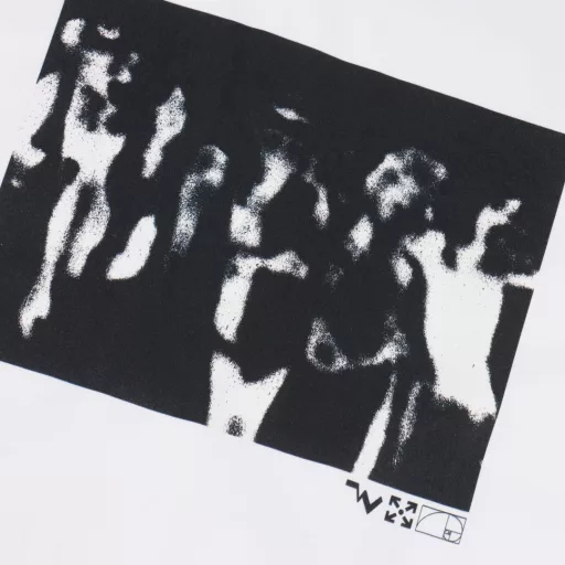 OFF-WHITE classic hit OW20ss band portrait back spray-painted arrow print short-sleeved T-shirtOversize version, the largest size can be worn up to about 220 pounds, fat people can also boldly start. The clothes are made of 260 grams of pure cotton active fabric, which is washable, non-fading and non-shrinking, and the thickness is moderate. It will not be soft and sagging when worn, and the upper body is upright and stylish.The printing is high-definition digital direct printing, the pattern details and fabric texture are clearly visible, integrated with the fabric, and the printing is specially treated, and the feel is the same as YB.Please look for my high-end version, beware of stealing pictures and passing off inferior goods as good ones. From fabrics to printing details, every step is unique and incomparable to currency. It is useless to say more. You will know it when you get it.Customized YB full set of accessories, there is a rope to hang the tag at the collar, which is generally not cut off when worn, and it is basically worn like this.