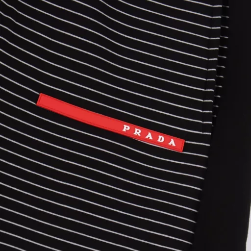 Prada side triangle striped shortsA new aesthetic inspiration and fun design, channel-quality products. Make the overall design more elegant and fashionable, the hottest series this summer, sought after by countless celebrities and fashionistas. The neat details of the cutting process add color to the fun fashion! The neat and meticulous, fitted version structure is even more ingenious, the upper body is not only recognizable but also youthful. A style with both extreme wearing meaning and dressing performance, gorgeous color matching, the craftsmanship of this style must also be extremely extraordinary, the comfort of the upper body is absolutely strong enough, and it is also a manifestation of the essence of luxury! Soft and thin, the touch is extremely seductive, the breathability is very strong, especially suitable for the needs of spring and summer, a proper wearing enjoyment, and the details and webbing craftsmanship are perfect, more advanced!