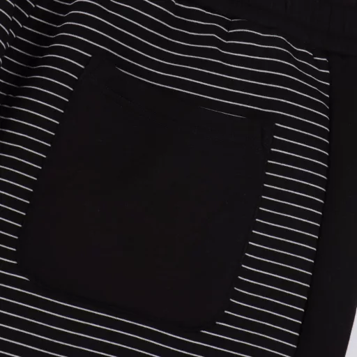 Prada side triangle striped shortsA new aesthetic inspiration and fun design, channel-quality products. Make the overall design more elegant and fashionable, the hottest series this summer, sought after by countless celebrities and fashionistas. The neat details of the cutting process add color to the fun fashion! The neat and meticulous, fitted version structure is even more ingenious, the upper body is not only recognizable but also youthful. A style with both extreme wearing meaning and dressing performance, gorgeous color matching, the craftsmanship of this style must also be extremely extraordinary, the comfort of the upper body is absolutely strong enough, and it is also a manifestation of the essence of luxury! Soft and thin, the touch is extremely seductive, the breathability is very strong, especially suitable for the needs of spring and summer, a proper wearing enjoyment, and the details and webbing craftsmanship are perfect, more advanced!