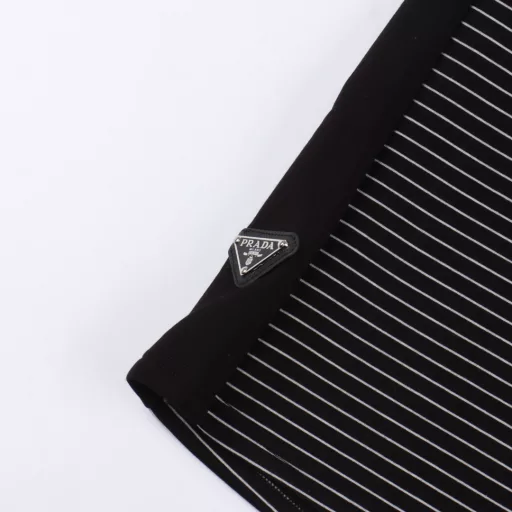 Prada side triangle striped shortsA new aesthetic inspiration and fun design, channel-quality products. Make the overall design more elegant and fashionable, the hottest series this summer, sought after by countless celebrities and fashionistas. The neat details of the cutting process add color to the fun fashion! The neat and meticulous, fitted version structure is even more ingenious, the upper body is not only recognizable but also youthful. A style with both extreme wearing meaning and dressing performance, gorgeous color matching, the craftsmanship of this style must also be extremely extraordinary, the comfort of the upper body is absolutely strong enough, and it is also a manifestation of the essence of luxury! Soft and thin, the touch is extremely seductive, the breathability is very strong, especially suitable for the needs of spring and summer, a proper wearing enjoyment, and the details and webbing craftsmanship are perfect, more advanced!