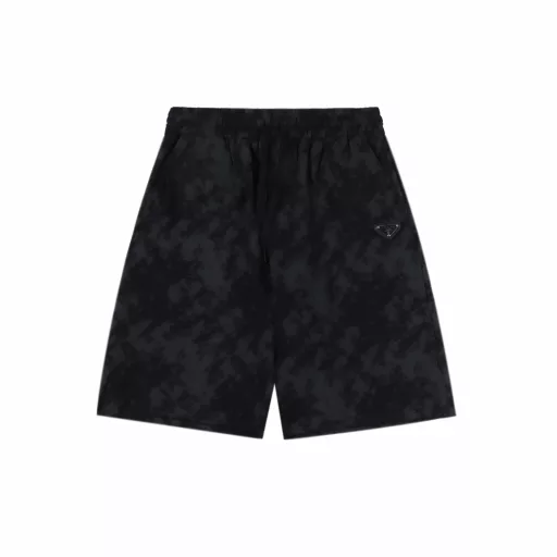 Prada triangle black camouflage shortsA new aesthetic inspiration and fun design, channel-quality products. Make the overall design more elegant and fashionable, the hottest series this summer, sought after by countless celebrities and fashionistas. The neat details of the cutting process add color to the fun fashion! The neat and meticulous, fitted version structure is even more ingenious, the upper body is not only recognizable but also youthful. A style with extreme wearing meaning and wearing performance, gorgeous color matching, the craftsmanship of this style must be extremely extraordinary, the comfort of the upper body is absolutely strong enough, and it is also a manifestation of the essence of luxury! Soft and thin, the touch is extremely seductive, the breathability is very strong, especially suitable for the needs of spring and summer, a proper wearing enjoyment, and the details and webbing craftsmanship are perfect, more advanced!