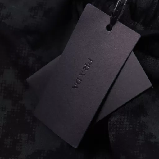 Prada triangle black camouflage shortsA new aesthetic inspiration and fun design, channel-quality products. Make the overall design more elegant and fashionable, the hottest series this summer, sought after by countless celebrities and fashionistas. The neat details of the cutting process add color to the fun fashion! The neat and meticulous, fitted version structure is even more ingenious, the upper body is not only recognizable but also youthful. A style with extreme wearing meaning and wearing performance, gorgeous color matching, the craftsmanship of this style must be extremely extraordinary, the comfort of the upper body is absolutely strong enough, and it is also a manifestation of the essence of luxury! Soft and thin, the touch is extremely seductive, the breathability is very strong, especially suitable for the needs of spring and summer, a proper wearing enjoyment, and the details and webbing craftsmanship are perfect, more advanced!
