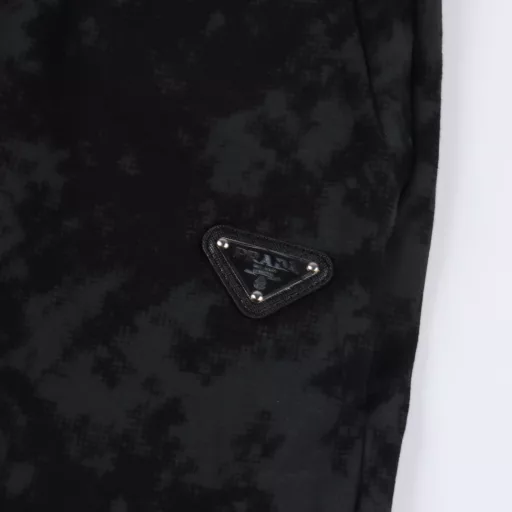 Prada triangle black camouflage shortsA new aesthetic inspiration and fun design, channel-quality products. Make the overall design more elegant and fashionable, the hottest series this summer, sought after by countless celebrities and fashionistas. The neat details of the cutting process add color to the fun fashion! The neat and meticulous, fitted version structure is even more ingenious, the upper body is not only recognizable but also youthful. A style with extreme wearing meaning and wearing performance, gorgeous color matching, the craftsmanship of this style must be extremely extraordinary, the comfort of the upper body is absolutely strong enough, and it is also a manifestation of the essence of luxury! Soft and thin, the touch is extremely seductive, the breathability is very strong, especially suitable for the needs of spring and summer, a proper wearing enjoyment, and the details and webbing craftsmanship are perfect, more advanced!