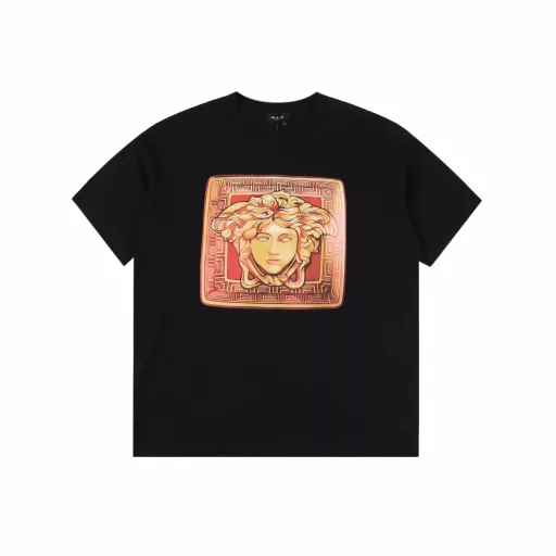Versace checkered Medusa head print logo short-sleeved T-shirtSummer channel limited new model, simple but stylish retro brand logo,Cool for summer, couple temperament style, two colors recommended.Customized high-weight knitted cotton, the fabric feels solid, very classy, ​​close-fitting, soft and delicate,It has its own style and is fashionable, and it also feels street-like. It is a must-have versatile artifact for the high street!The latest version of the computer printing system is used for color matching, which is very delicate and tasteful,Taste and style coexist, and the loose OS version is cut to meet the current trend aesthetics!