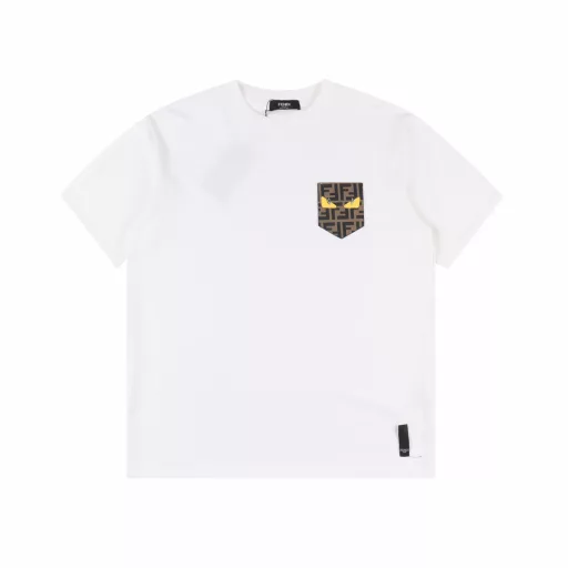 Fendi 25ss Little Monster Eyes FF Leather Label Pocket Short SleeveOriginal 1:1 Custom Leather Label Pocket The fabric is made of 280g combed cotton, customized 32 1*1 thread, and the garment is washed twice. The fabric is comfortable and skin-friendly without any strange feeling. The custom-dyed fabric has high textile density, good drape, and is not easy to deform. The thick weave plus the compact spinning process will not affect the breathability of the fabric. The color saturation is very high, the version has a good effect on the body, and it is a versatile and good-looking short-sleeve. The loose version hides the flesh and makes you look thin and is not picky.