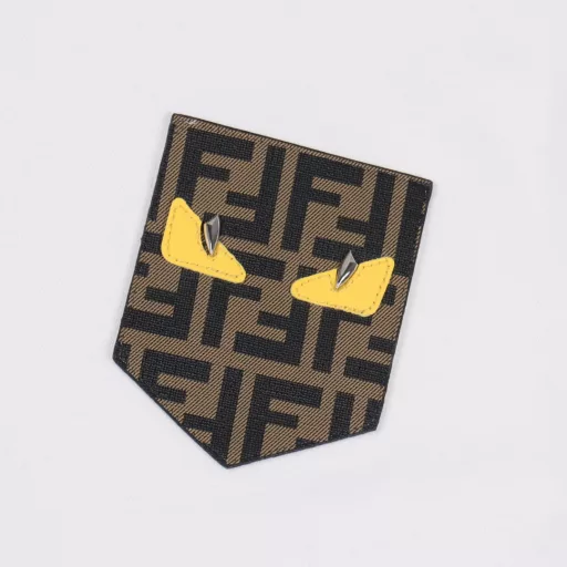 Fendi 25ss Little Monster Eyes FF Leather Label Pocket Short SleeveOriginal 1:1 Custom Leather Label Pocket The fabric is made of 280g combed cotton, customized 32 1*1 thread, and the garment is washed twice. The fabric is comfortable and skin-friendly without any strange feeling. The custom-dyed fabric has high textile density, good drape, and is not easy to deform. The thick weave plus the compact spinning process will not affect the breathability of the fabric. The color saturation is very high, the version has a good effect on the body, and it is a versatile and good-looking short-sleeve. The loose version hides the flesh and makes you look thin and is not picky.