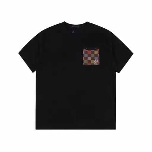Louis Vuitton 25ss Checkerboard Leather Label Pocket Short SleeveCustomized 250g cotton double yarn tight and smooth fabric, made of 32-count double yarn, clean surface, clear texture, very delicate and solid feel, genuine leather checkerboard pattern on the chest, Marque L. Vuitton deposee logo embellishes the front, injecting agility and innovation into the casual design. A stylish and concise slogan T-shirt without extra frills, feel the unique charm of British style with any combination!