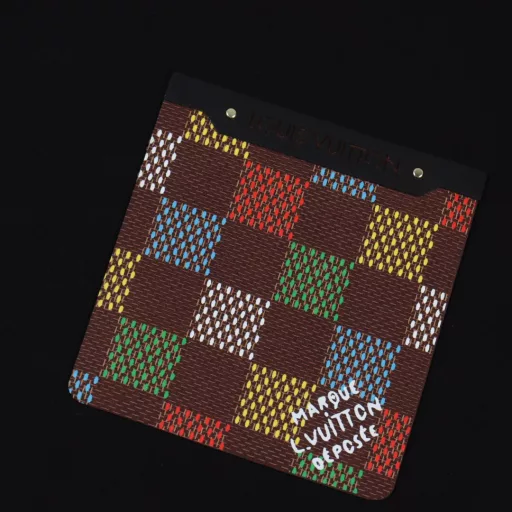 Louis Vuitton 25ss Checkerboard Leather Label Pocket Short SleeveCustomized 250g cotton double yarn tight and smooth fabric, made of 32-count double yarn, clean surface, clear texture, very delicate and solid feel, genuine leather checkerboard pattern on the chest, Marque L. Vuitton deposee logo embellishes the front, injecting agility and innovation into the casual design. A stylish and concise slogan T-shirt without extra frills, feel the unique charm of British style with any combination!
