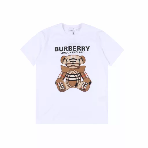 Burberry Bear patch embroidered short sleevesRefreshing and clean cotton couple short sleeves. The real thing has very beautiful colors! Gives a very clean and high-end feeling. The bear embroidery pattern design on the chest shows the grand and luxurious style. The embroidery details are very delicate. The color really makes the skin white and fashionable! The fabric is made of customized 230g32-count special smooth double-strand fine cotton plain weave high-density dust-free pure cotton fabric. The front bear embroidered patch is high-density and thickened. The line is flat and OEM quality. A full set of customized accessories. The same as the original