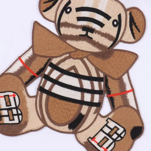 Burberry Bear patch embroidered short sleevesRefreshing and clean cotton couple short sleeves. The real thing has very beautiful colors! Gives a very clean and high-end feeling. The bear embroidery pattern design on the chest shows the grand and luxurious style. The embroidery details are very delicate. The color really makes the skin white and fashionable! The fabric is made of customized 230g32-count special smooth double-strand fine cotton plain weave high-density dust-free pure cotton fabric. The front bear embroidered patch is high-density and thickened. The line is flat and OEM quality. A full set of customized accessories. The same as the original