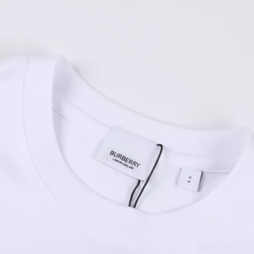 Burberry Bear patch embroidered short sleevesRefreshing and clean cotton couple short sleeves. The real thing has very beautiful colors! Gives a very clean and high-end feeling. The bear embroidery pattern design on the chest shows the grand and luxurious style. The embroidery details are very delicate. The color really makes the skin white and fashionable! The fabric is made of customized 230g32-count special smooth double-strand fine cotton plain weave high-density dust-free pure cotton fabric. The front bear embroidered patch is high-density and thickened. The line is flat and OEM quality. A full set of customized accessories. The same as the original
