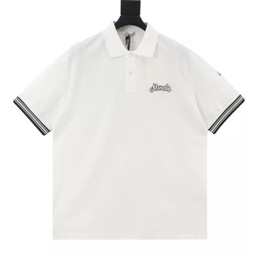 Moncler MC signature embroidered short-sleeved POLO shirtSynchronized with the official website, purchased from the original, using 210g special pique cotton fabric, comfortable and breathable. Imported machine embroidery, cuffs are knitted by flat machines to restore the original. Customized seals on the sleeves.
