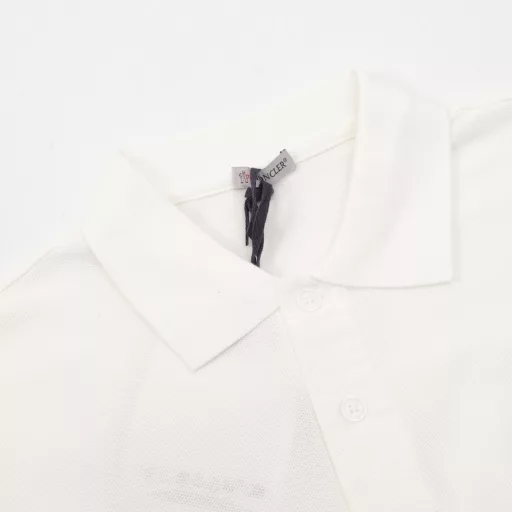 Moncler MC signature embroidered short-sleeved POLO shirtSynchronized with the official website, purchased from the original, using 210g special pique cotton fabric, comfortable and breathable. Imported machine embroidery, cuffs are knitted by flat machines to restore the original. Customized seals on the sleeves.