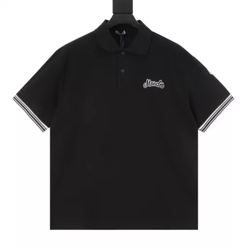 Moncler MC signature embroidered short-sleeved POLO shirtSynchronized with the official website, purchased from the original, using 210g special pique cotton fabric, comfortable and breathable. Imported machine embroidery, cuffs are knitted by flat machines to restore the original. Customized seals on the sleeves.
