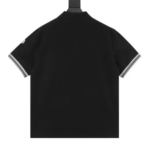 Moncler MC signature embroidered short-sleeved POLO shirtSynchronized with the official website, purchased from the original, using 210g special pique cotton fabric, comfortable and breathable. Imported machine embroidery, cuffs are knitted by flat machines to restore the original. Customized seals on the sleeves.