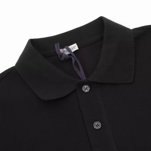 Moncler MC signature embroidered short-sleeved POLO shirtSynchronized with the official website, purchased from the original, using 210g special pique cotton fabric, comfortable and breathable. Imported machine embroidery, cuffs are knitted by flat machines to restore the original. Customized seals on the sleeves.
