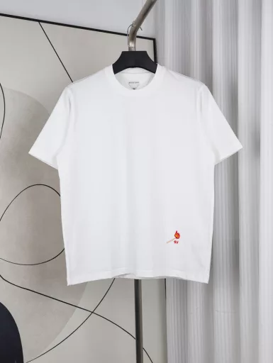 BV two-color match short sleevesThis is a BV short sleeve with full details. It uses 26-count double-yarn combed compact plain fabric. The high weight of 285G/M² makes this short sleeve a more suitable product for outdoor wear.The exquisite small LOGO embroidery made us modify it more than ten times. The Behringer embroidery machine is the first product we made after changing the new needle. The new set of sewing needles makes the precision even higher. Every stitch and every frame is insisted by our team.The triangles in the back of the clothes are all standardized workmanship made with templates. Each piece of this product restores this delicate practice.The high-end feeling and texture of the product itself, only when you touch it, you will understand the meaning of value for money and value for money