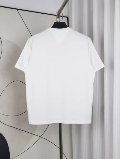 BV two-color match short sleevesThis is a BV short sleeve with full details. It uses 26-count double-yarn combed compact plain fabric. The high weight of 285G/M² makes this short sleeve a more suitable product for outdoor wear.The exquisite small LOGO embroidery made us modify it more than ten times. The Behringer embroidery machine is the first product we made after changing the new needle. The new set of sewing needles makes the precision even higher. Every stitch and every frame is insisted by our team.The triangles in the back of the clothes are all standardized workmanship made with templates. Each piece of this product restores this delicate practice.The high-end feeling and texture of the product itself, only when you touch it, you will understand the meaning of value for money and value for money