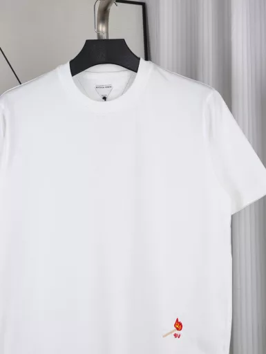 BV two-color match short sleevesThis is a BV short sleeve with full details. It uses 26-count double-yarn combed compact plain fabric. The high weight of 285G/M² makes this short sleeve a more suitable product for outdoor wear.The exquisite small LOGO embroidery made us modify it more than ten times. The Behringer embroidery machine is the first product we made after changing the new needle. The new set of sewing needles makes the precision even higher. Every stitch and every frame is insisted by our team.The triangles in the back of the clothes are all standardized workmanship made with templates. Each piece of this product restores this delicate practice.The high-end feeling and texture of the product itself, only when you touch it, you will understand the meaning of value for money and value for money