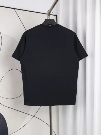 BV two-color match short sleevesThis is a BV short sleeve with full details. It uses 26-count double-yarn combed compact plain fabric. The high weight of 285G/M² makes this short sleeve a more suitable product for outdoor wear.The exquisite small LOGO embroidery made us modify it more than ten times. The Behringer embroidery machine is the first product we made after changing the new needle. The new set of sewing needles makes the precision even higher. Every stitch and every frame is insisted by our team.The triangles in the back of the clothes are all standardized workmanship made with templates. Each piece of this product restores this delicate practice.The high-end feeling and texture of the product itself, only when you touch it, you will understand the meaning of value for money and value for money