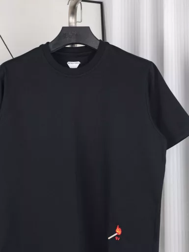 BV two-color match short sleevesThis is a BV short sleeve with full details. It uses 26-count double-yarn combed compact plain fabric. The high weight of 285G/M² makes this short sleeve a more suitable product for outdoor wear.The exquisite small LOGO embroidery made us modify it more than ten times. The Behringer embroidery machine is the first product we made after changing the new needle. The new set of sewing needles makes the precision even higher. Every stitch and every frame is insisted by our team.The triangles in the back of the clothes are all standardized workmanship made with templates. Each piece of this product restores this delicate practice.The high-end feeling and texture of the product itself, only when you touch it, you will understand the meaning of value for money and value for money