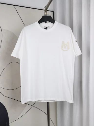 Moncler M letter cat ear logoCouple round neck short-sleeved T-shirtExclusively customized 280g 32-count double yarn pure cotton fabricThe texture is very soft and comfortable100% different from the top fabrics in the marketNo shrinkage, no deformation, no pilling! Matching 350g 1×1 threadThe fabric and thread are dyed in the same vat without color difference, and the thread is not easy to deform.The whole piece is made of three needles and five threads. The neckline, shoulder line, and sleeve seam are double-threadedThe tailoring is three-dimensional and textured, and the original collar label, washed wheat, and tag packaging are complete, so there is no pressure to enter and exit the cabinet.Moncler is a clothing brand that started with professional outdoor sports equipment, and its products are mainly down jackets. MONCLER, the abbreviation of the town Monestier deClermont, was founded in Grenoble, France in 1952 and is now headquartered in Milan, Italy. Moncler's brand logo is a combination of the letter M and a rooster.The Moncler brand is divided into two runway brands: 