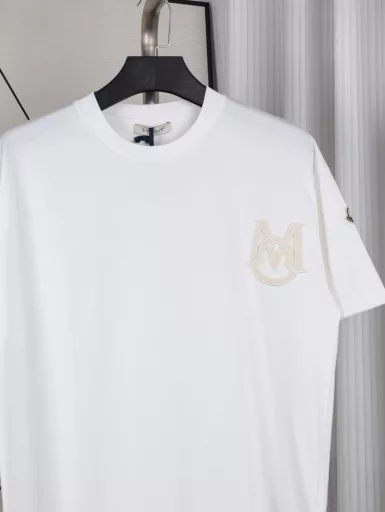 Moncler M letter cat ear logoCouple round neck short-sleeved T-shirtExclusively customized 280g 32-count double yarn pure cotton fabricThe texture is very soft and comfortable100% different from the top fabrics in the marketNo shrinkage, no deformation, no pilling! Matching 350g 1×1 threadThe fabric and thread are dyed in the same vat without color difference, and the thread is not easy to deform.The whole piece is made of three needles and five threads. The neckline, shoulder line, and sleeve seam are double-threadedThe tailoring is three-dimensional and textured, and the original collar label, washed wheat, and tag packaging are complete, so there is no pressure to enter and exit the cabinet.Moncler is a clothing brand that started with professional outdoor sports equipment, and its products are mainly down jackets. MONCLER, the abbreviation of the town Monestier deClermont, was founded in Grenoble, France in 1952 and is now headquartered in Milan, Italy. Moncler's brand logo is a combination of the letter M and a rooster.The Moncler brand is divided into two runway brands: 
