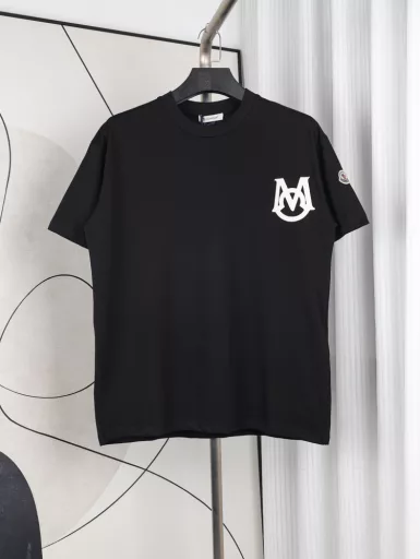 Moncler M letter cat ear logoCouple round neck short-sleeved T-shirtExclusively customized 280g 32-count double yarn pure cotton fabricThe texture is very soft and comfortable100% different from the top fabrics in the marketNo shrinkage, no deformation, no pilling! Matching 350g 1×1 threadThe fabric and thread are dyed in the same vat without color difference, and the thread is not easy to deform.The whole piece is made of three needles and five threads. The neckline, shoulder line, and sleeve seam are double-threadedThe tailoring is three-dimensional and textured, and the original collar label, washed wheat, and tag packaging are complete, so there is no pressure to enter and exit the cabinet.Moncler is a clothing brand that started with professional outdoor sports equipment, and its products are mainly down jackets. MONCLER, the abbreviation of the town Monestier deClermont, was founded in Grenoble, France in 1952 and is now headquartered in Milan, Italy. Moncler's brand logo is a combination of the letter M and a rooster.The Moncler brand is divided into two runway brands: 