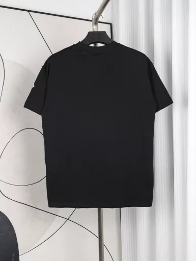 Moncler M letter cat ear logoCouple round neck short-sleeved T-shirtExclusively customized 280g 32-count double yarn pure cotton fabricThe texture is very soft and comfortable100% different from the top fabrics in the marketNo shrinkage, no deformation, no pilling! Matching 350g 1×1 threadThe fabric and thread are dyed in the same vat without color difference, and the thread is not easy to deform.The whole piece is made of three needles and five threads. The neckline, shoulder line, and sleeve seam are double-threadedThe tailoring is three-dimensional and textured, and the original collar label, washed wheat, and tag packaging are complete, so there is no pressure to enter and exit the cabinet.Moncler is a clothing brand that started with professional outdoor sports equipment, and its products are mainly down jackets. MONCLER, the abbreviation of the town Monestier deClermont, was founded in Grenoble, France in 1952 and is now headquartered in Milan, Italy. Moncler's brand logo is a combination of the letter M and a rooster.The Moncler brand is divided into two runway brands: 