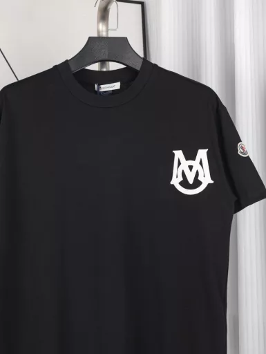 Moncler M letter cat ear logoCouple round neck short-sleeved T-shirtExclusively customized 280g 32-count double yarn pure cotton fabricThe texture is very soft and comfortable100% different from the top fabrics in the marketNo shrinkage, no deformation, no pilling! Matching 350g 1×1 threadThe fabric and thread are dyed in the same vat without color difference, and the thread is not easy to deform.The whole piece is made of three needles and five threads. The neckline, shoulder line, and sleeve seam are double-threadedThe tailoring is three-dimensional and textured, and the original collar label, washed wheat, and tag packaging are complete, so there is no pressure to enter and exit the cabinet.Moncler is a clothing brand that started with professional outdoor sports equipment, and its products are mainly down jackets. MONCLER, the abbreviation of the town Monestier deClermont, was founded in Grenoble, France in 1952 and is now headquartered in Milan, Italy. Moncler's brand logo is a combination of the letter M and a rooster.The Moncler brand is divided into two runway brands: 
