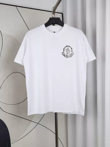 Moncler | 25SS chest logo print T-shirtSimple and refreshing styleUsing Xinjiang long-staple cotton 32-count double-strand fabric 280g double yarn, cleverly integrating Moncler's iconic brand elements, low-key and exquisiteThe whole piece is made of three-needle five-thread technology, with double threads on the neckline, shoulder line and sleeve seamThe tailoring is three-dimensional and texturedOriginal consistent collar label, washed wheat, complete tag packagingNo pressure in and out of the closetMONCLER is a clothing brand that started with professional outdoor sports equipment, and its products are mainly down jackets. MONCLER, the abbreviation of the town Monestier deClermont, was founded in Grenoble, France in 1952 and is now headquartered in Milan, Italy. Moncler's brand logo is a combination of the letter M and a rooster.Moncler brand is divided into two show brands: 