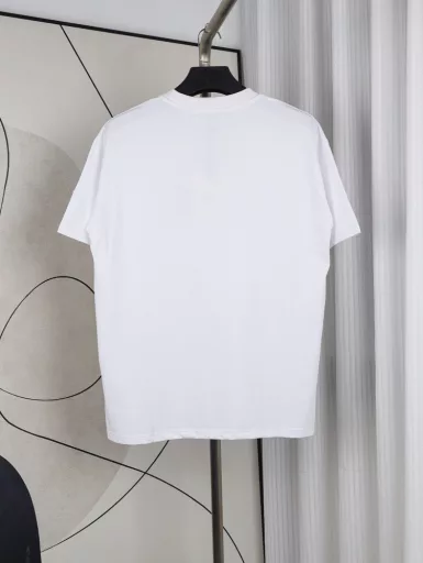 Moncler | 25SS chest logo print T-shirtSimple and refreshing styleUsing Xinjiang long-staple cotton 32-count double-strand fabric 280g double yarn, cleverly integrating Moncler's iconic brand elements, low-key and exquisiteThe whole piece is made of three-needle five-thread technology, with double threads on the neckline, shoulder line and sleeve seamThe tailoring is three-dimensional and texturedOriginal consistent collar label, washed wheat, complete tag packagingNo pressure in and out of the closetMONCLER is a clothing brand that started with professional outdoor sports equipment, and its products are mainly down jackets. MONCLER, the abbreviation of the town Monestier deClermont, was founded in Grenoble, France in 1952 and is now headquartered in Milan, Italy. Moncler's brand logo is a combination of the letter M and a rooster.Moncler brand is divided into two show brands: 